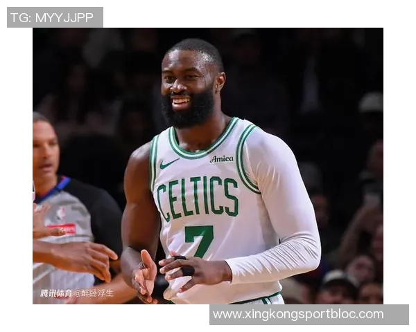 杰伦布朗全能表现31投12中砍下33分并贡献10篮板5助攻2抢断2盖帽